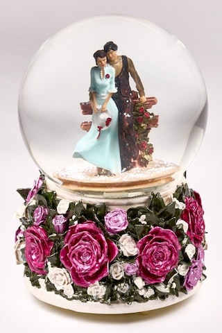 Kar Küresi Renkli Güller Büyük 100 Mm El Boyama, Müzikli Kendinden Üflemeli, Gül Bahçesinde Sevgili