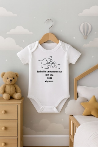 Benim Bir Kahramanım Var Ben Ona Baba Diyorum Yazılı Kısa Kollu Bebek Body Zıbın