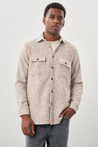 Bej Uzun Kol Kendinden Desenli Gabardin Sert Yaka Kapaklı Cep Pamuklu Classic Comfort Fit Gömlek 1004245167 Bej