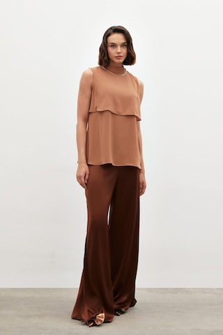 Sateen Aksesuar Detaylı Volanlı Bluz - Kahve-134773 Kahve