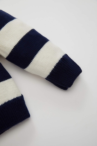 Defacto Erkek Bebek Çizgili Harf Nakışlı Düğmeli Triko Hırka C8857A524AUNV241 Lacivert