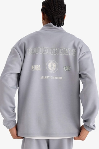 Defacto Defactofit Nba Brooklyn Nets Boxy Fit Dik Yaka Fermuarlı Sırt Baskılı Skuba Dalgıç Kumaş Sweatshirt E8764ax25augr445 Gri