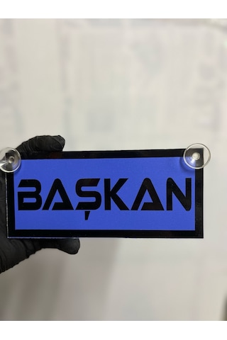 Mavi Renk Üzeri Siyah Renk Başkan Yazılı Vantuzlu Cam Süsü Mavi Renk Üzeri Siyah Renk Başkan Yazılı Vantuzlu Cam Süsü
