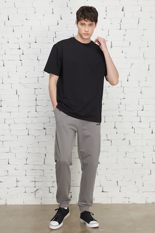 AC&Co / Altınyıldız Classics ERKEK GRI Standart Fit Normal Kesim Pamuklu Cepli Baskılı Eşofman Altı Gri