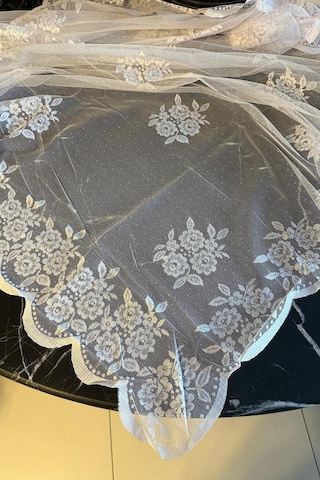 Engela Çiçek Desenli Fiskos Masa Örtüsü 150x150 Cm Beyaz