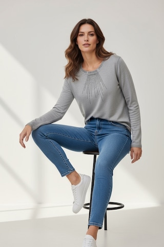 Kadın Yaka Ve Kol Ağzı Taşlı Etek Desenli Bluz Krem