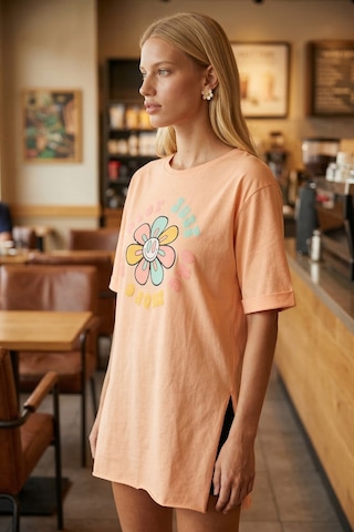Armonika Kadın Yavruağzı Önü Çiçek Baskılı Yanları Yırtmaçlı Pamuklu T-shirt Arm-26y137003