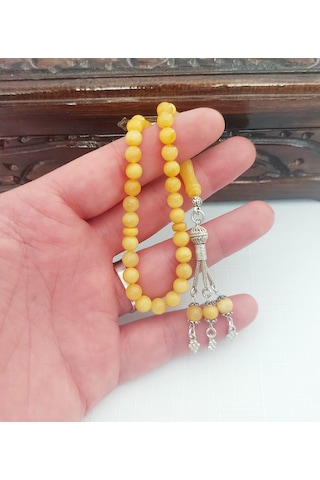 Damla Kehribar Dört Parmak Küre Kesim Gümüş Püsküllü Tesbih... Damla Gr : 6,3 Gümüş Gr : 3,8 Ölçü : 6,5 X 6,5 Koyu Sarı