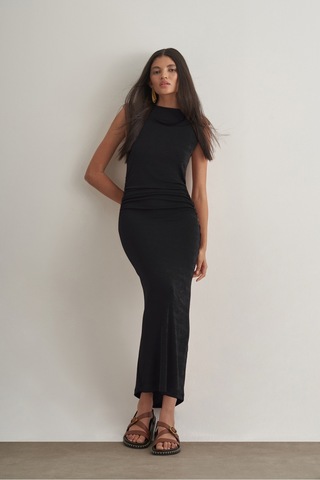 Mizalle Yan Büzgü Detaylı Vatkalı Uzun Kolsuz Siyah Bodycon Elbise Siyah