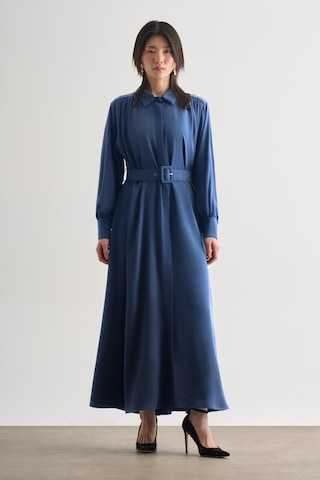 Mizalle Tencel Dokulu Pile Detaylı Kemerli Maksi İndigo Mavi Elbise Indigo