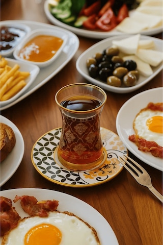 12 Parça Altın Yaldız Desenli İnce Belli Cam Çay Bardağı Ve Tabağı - Çay Takımı Çok Renkli
