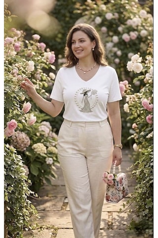 V Yaka İnci Taş İşlemeli Şapkalı Kadın Figürlü Premium T-shirt Beyaz