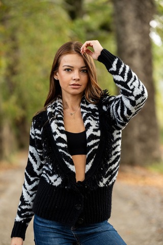 Verdeblanco Püskül Yaka Detaylı Çift Düğmeli Zebra Desen Kısa Hırka Siyah