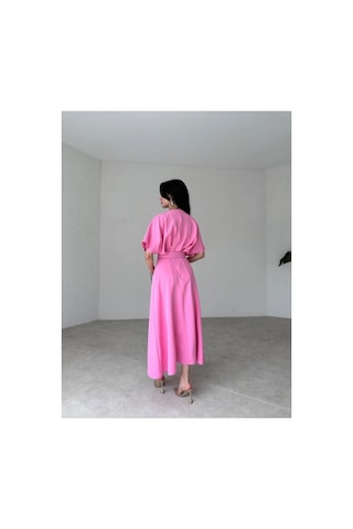 Afiş Butik Kemer Detaylı Yırtmaçlı Piliseli Midi Elbise Pembe Pembe