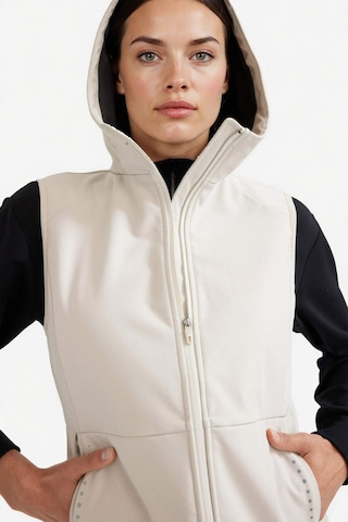 Defacto Defactofit Su İtici Slim Fit Dar Kesim Kapüşonlu Fermuarlı Sporcu Softshell Yelek D6083ax25aubg721 Bej