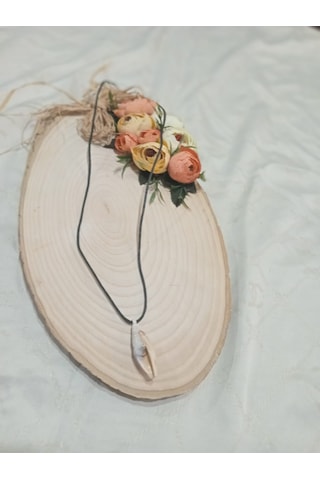 Uzun Deri İpli Denizkabuğu Uçlu Kolye Beyaz