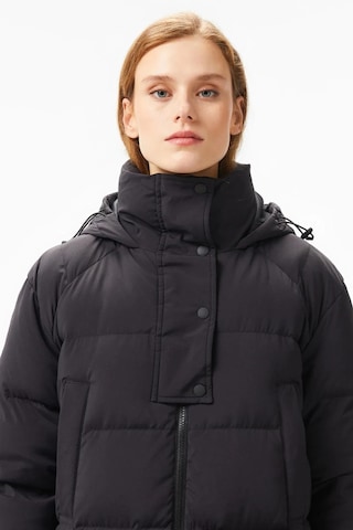 Lacoste Down Fill Womens Parka Uzun Boy Kaz Tüyü Dolgulu Kapüşonlu Kadın Parka Siyah
