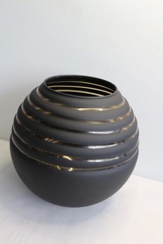 Siyah Mat Vazo Asorti Beyaz