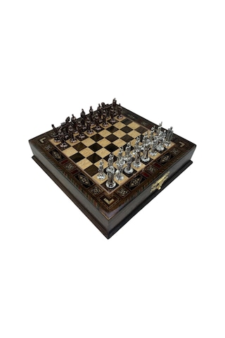 Gifthome Premium Orta Boy Metal Truva & Sparta Satranç Takımı Ve Sandıklı Masif Ahşap Satranç Tahtası 28x28x5,5 Cm.