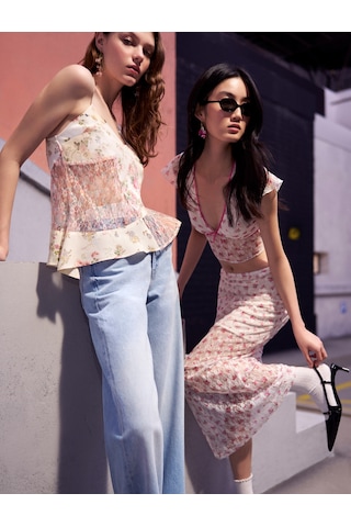 Koton Çiçekli Tül Dantel Bluz Crop Fiyonk Detaylı Fırfırlı V Yaka Slim Fit Pembe Desenli 4sal30204ık Pembe