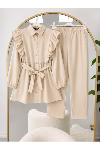 Lovie Moda Kadın Fırfır Detaylı Kol Büzgülü Pantolonlu Tesettür Takım Bej Lovie Moda Kadın Fırfır Detaylı Kol Büzgülü Pantolonlu Tesettür Takım Bej