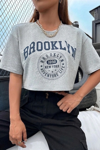 Brooklyn 1898 Adventure Baskılı Kadın Crop Grimelanj T-shirt Gri