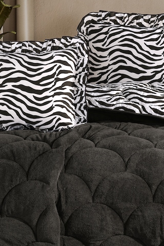 Wellsoft Tek Kişilik Fırfırlı Yorgan Seti 155x215 Cm Çift Taraflı Peluş Yorgan + 1 Yastık Kılıfı Zebra Antrasit