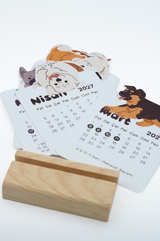 Ahşap Standlı Özel Kesim Neşeli Corgi Tasarımlı 2027 Masaüstü Takvimi 8,5x12 Cm - Sevimli Yeni Yıl Hediyesi Çok Renkli