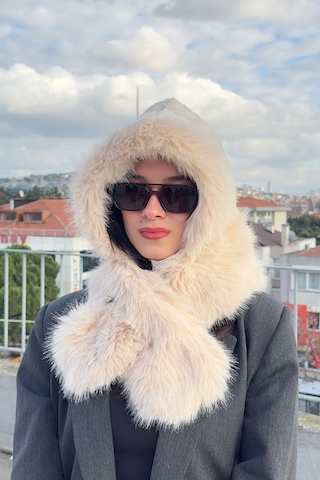 Mollycrush Peluş Boyun Bağlamalı Şapka Bere Suni Kürklü Bej Özel Tasarım Atkılı Kadın Şapkası Bej