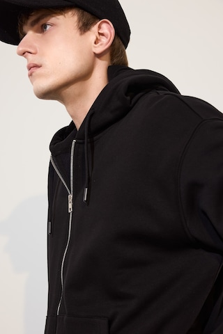 Defacto Relax Fıt Kapüşonlu İçi Yumuşak Tüylü Kalın Kumaş Fermuarlı Sweatshirt D7599ax26aubk81 Siyah-bk81