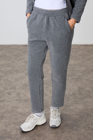 Tommy Life Gri Melanj Kalın Yumuşak Dokulu Dik Yaka Oversize Nakışlı Polar Kadın Eşofman Takım -95339 GRİ MELANJ