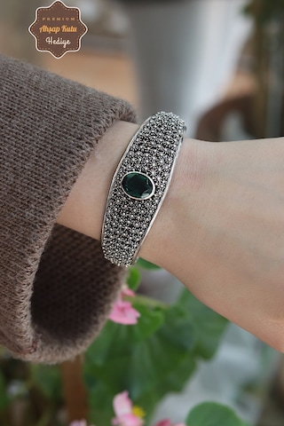 Zümrüt Taşlı Yöresel İşlemeli 925 Ayar Saf Gümüş Kadın Bilezik 201024738 Gümüş