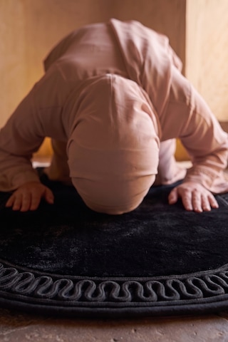 Merplush Mihraplı Peluş Seccade 75x130 Cm Süet Taban Yıkanabilir Yumuşak Namaz Halısı Siyah - Siyah