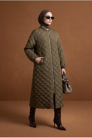 Belli Tekstil Dik Yaka Cepli Rahat Kalıp Kapitone Desenli Fermuarlı Uzun Kaban 131 Cm Boy Kahverengi 25k7005