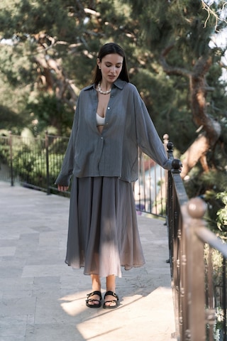Mai Collection Mai Studios Co. Calynn Sırt Dekolteli Çizgili Füme Keten Gömlek Füme