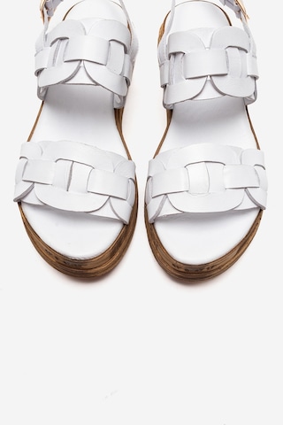 Luvishoes Elvoro Beyaz Hakiki Deri Örgü Bantlı Kadın Sandalet