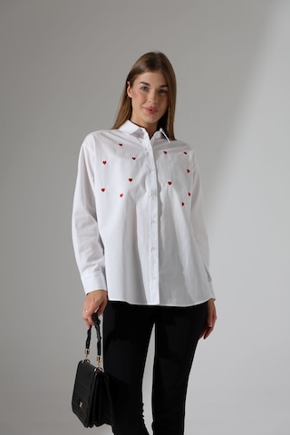 Corradeo Giyim Yeni Sezon Oversize Çizgili Poplin Kumaş Kalp Nakış Detaylı Apoletli Tasarım Gömlek Beyaz
