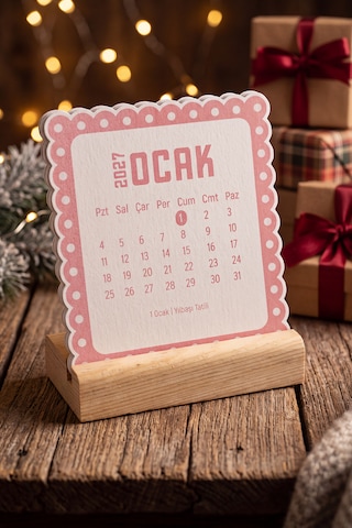 Ahşap Standlı Dalgalı Kesim Pembe Puantiyeli 2027 Masaüstü Takvimi 8,5x9,5 Cm - Estetik Yeni Yıl Hediyesi Çok Renkli