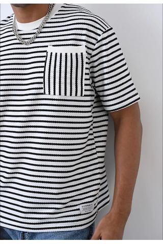 Bisiklet Yaka Tek Cepli Çizgili T-shirt - Siyah