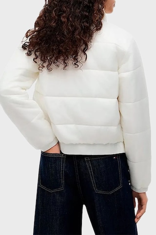 Tommy Jeans Kapitoneli Regular Fit Dik Yaka Mont Kadın Mont Dw0dw23487 Ybl Beyaz