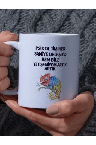 "psikolojim Her Saniye Değişiyo Ben Bile Yetişemiyom Artık Yazılı Şaşkın Bukalemun Tasarımlı Kupa"