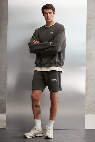 Grimelange Ernest Erkek Yumuşacık Kumaşlı Oversize Fit Yuvarlak Yakalı Baskılı Gri Sweatshirt