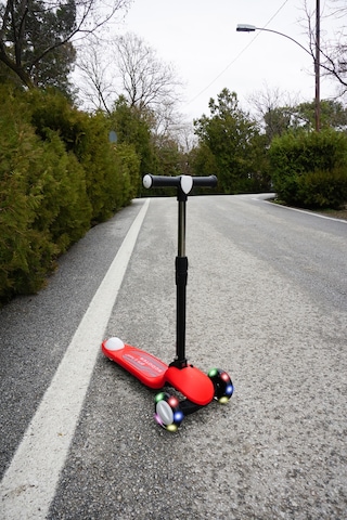 Scooter Yeni Pro 3tekerli Led Işıklı 3kademeli 50kğ Taşıma Kapasiteli 3+yaş Kırmızı