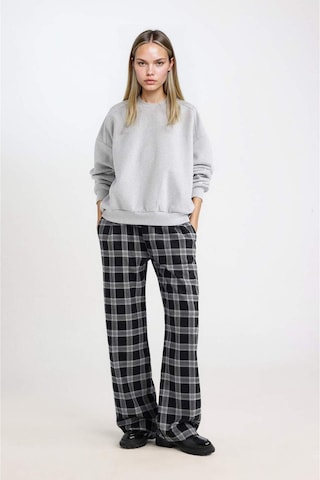 DeFacto Coool Oversize Geniş Kalıp Bisiklet Yaka Basic Düz Kalın Kumaş İçi Yumuşak Tüylü Sweatshirt D9022AXNSGR210 Gri