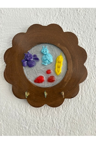 Pelince - Mor Arı Ve Mavi Uğur Böceği Figürlü - Epoksi Ahşap Anahtar Askılığı Tek Ürün - Çap: 18 Cm Ahşap