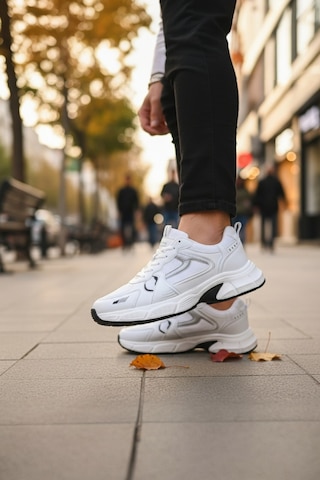 Enoch Erkek Beyaz Modern Yürüyüş Ayakkabısı - Kalın Tabanlı Ve Destekli Günlük Sneaker Siyah - Beyaz