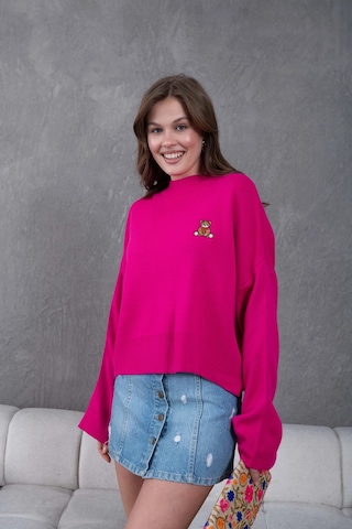 Kadın Dik Yaka Oversize Nakışlı Triko Kazak Fuşya