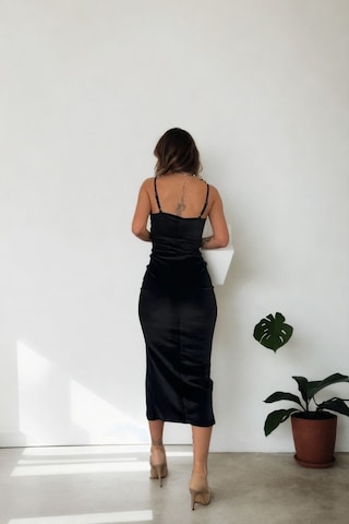 Kadife Askılı Kalp Yaka Elbise Siyah