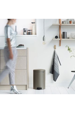 Brabantia Çöp Kutusu 20 Litre Newicon Pedallı Platin 114045