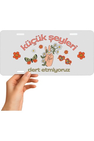 Küçük Şeyleri Dert Etmiyoruz Yazılı Retro Dekoratif Plaka Renkli Barış Temalı Aksesuar